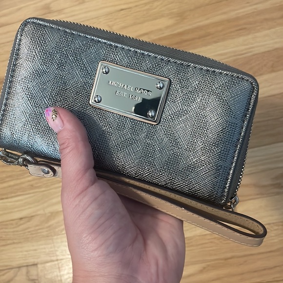Michael Kors wristlet - Picture 4 of 5